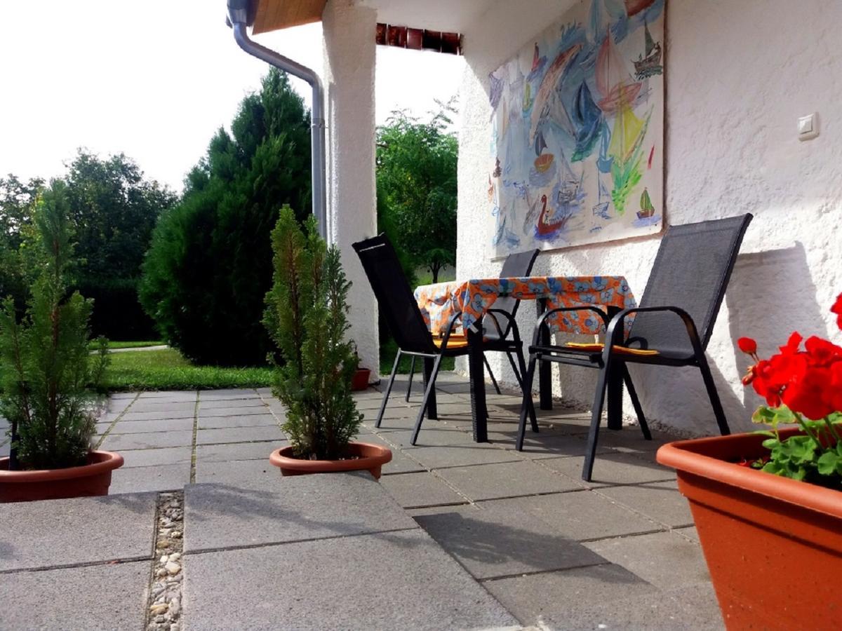 Julia Vendeghaz Sarrod Hotel Exterior photo