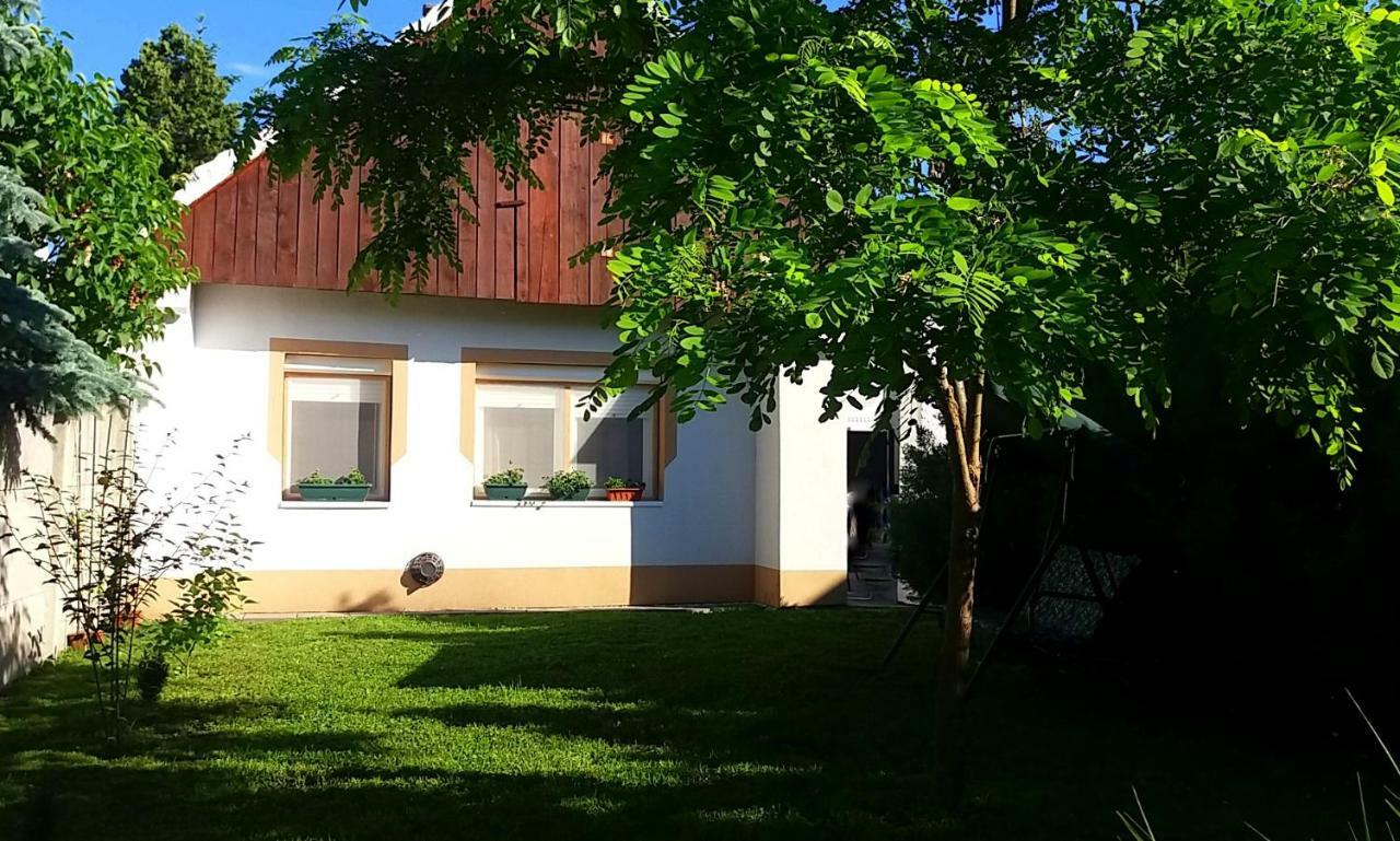Julia Vendeghaz Sarrod Hotel Exterior photo